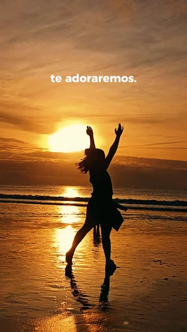 Adoração na praia ao nascer do sol
